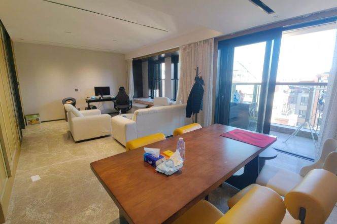 Spacious 4 br+3 baths with big terrace easy to Wellington shanghai. L 6/8/11
