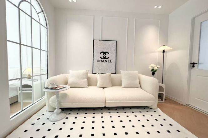 Furnished 1br w/ Patio-Line 10