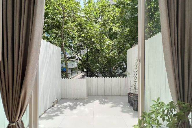 Furnished 1br w/ Patio-Line 10