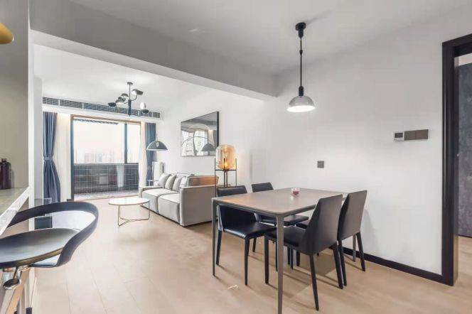 Spacious 2bedrooms elevator Apt+wall heating+oven+central AC@ Changping Rd