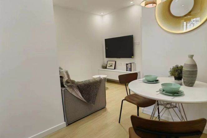 Good location Spacious 1Br/2Lr/1Bt+Outdoor Balcony@L9/12 Jiashan Rd Station 