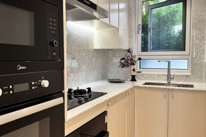 Spacaious 2Br +Yard +Sunshine room | Changshu rd metro L1/7 & Iapm | High ceiling