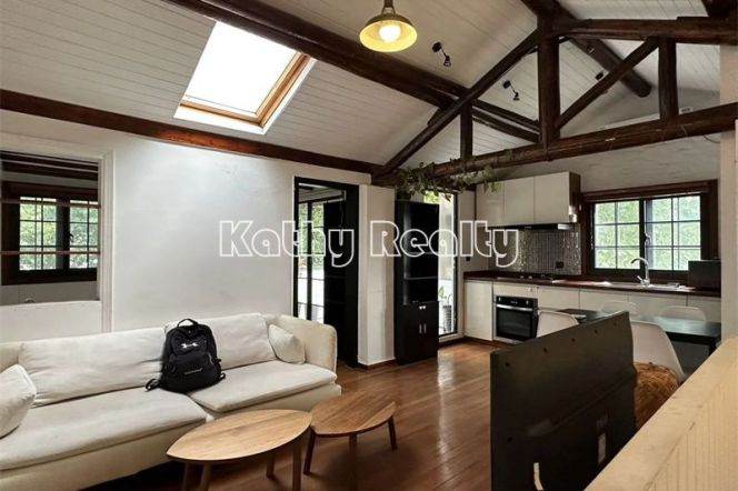 Nice 3BR 2Baths APT Balcony nr Changshu Rd 11.8k