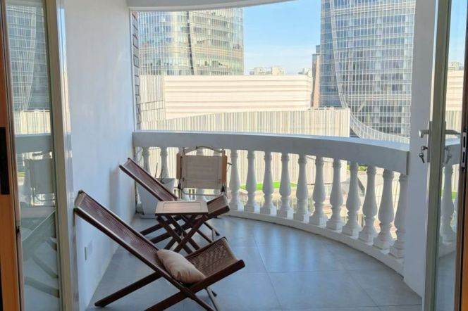3 Brs, 2 Baths with Open Balcony/Floor heating/Dish washer, 160 sqm @ Xujiahui station L1,9&11