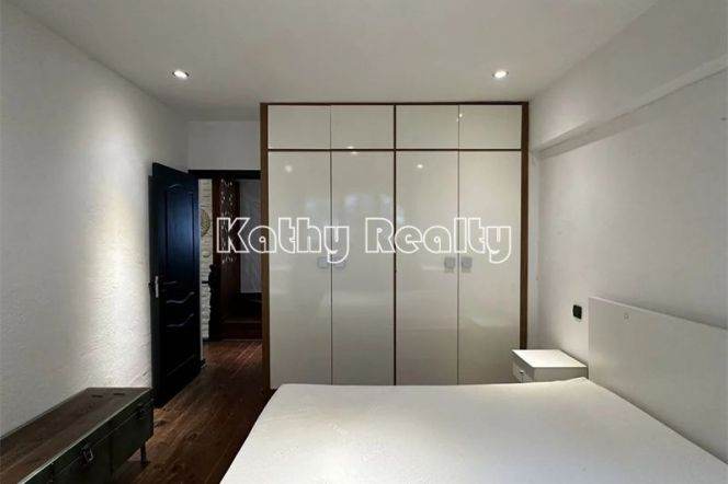 Nice 3BR 2Baths APT Balcony nr Changshu Rd 11.8k