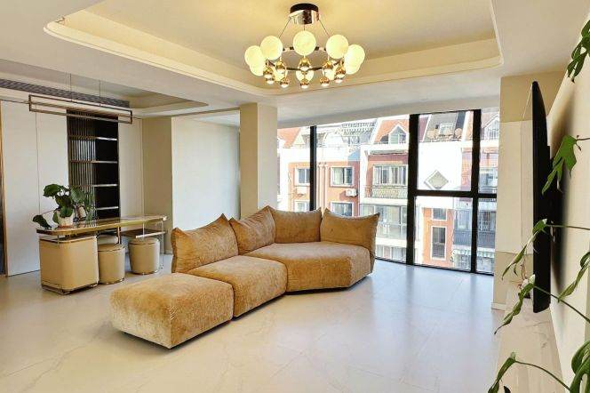4 Brs, 2 Baths with Private Terrace/Floor heating/Dish washer, 186 sqm @ Hangzhong metro L10