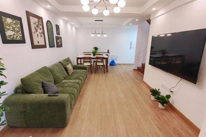 Spacious Duplex 3 br with good price near XinTianDi. 5 mins to L 9/13 MaDang Rd st.