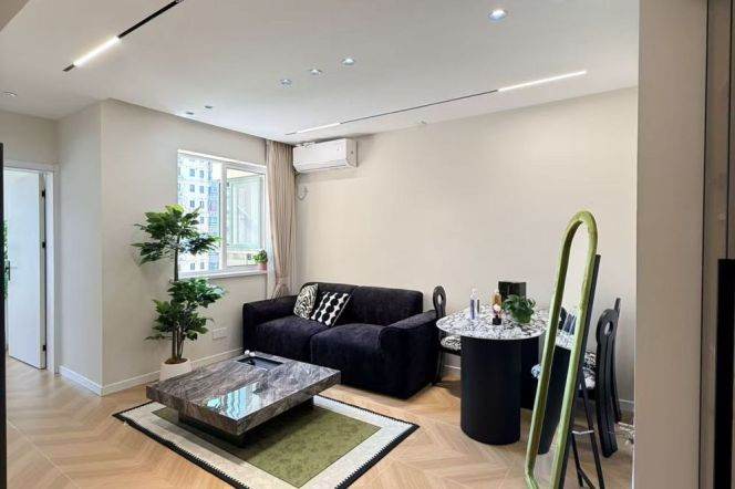 Modern new 1br,nice open,high rise with good view,close to Line 2