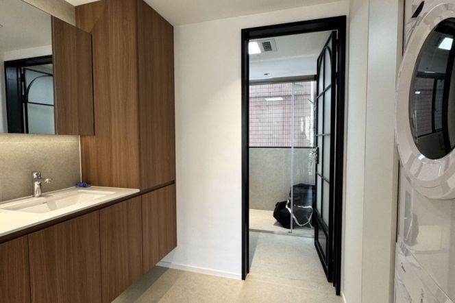 Impressive 3Br-2bathr 130Sqm + big windows + heating | Xujiahui CBD