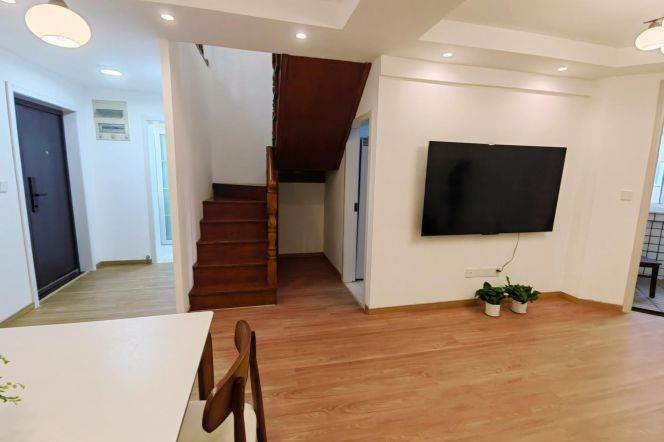 Spacious Duplex 3 br with good price near XinTianDi. 5 mins to L 9/13 MaDang Rd st.