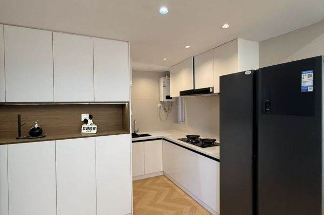 Modern new 1br,nice open,high rise with good view,close to Line 2