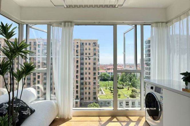 Modern new 1br,nice open,high rise with good view,close to Line 2