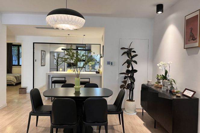 Elegant Ground-Floor Residence 150sqm with 30m² Garden nr Changshu Rd Station