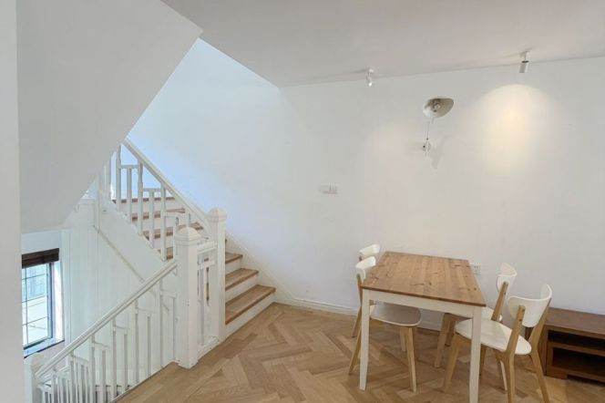Valuable Tianping/Huaihai Rd 2BR+2BA with Balcony/Wallheating/Oven 18K 
