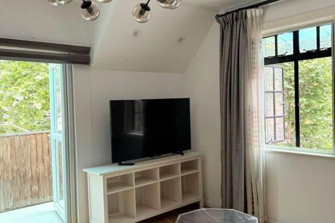 Nice terrace 2Brs/1Lr/1Bt apt nr Hengshan rd,M1