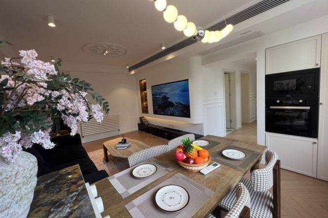 3 Brs, 2 Baths, Open Balcony/Floor heating/Oven, 140 sqm, Brand-new Dec @ Shangcheng metro L9