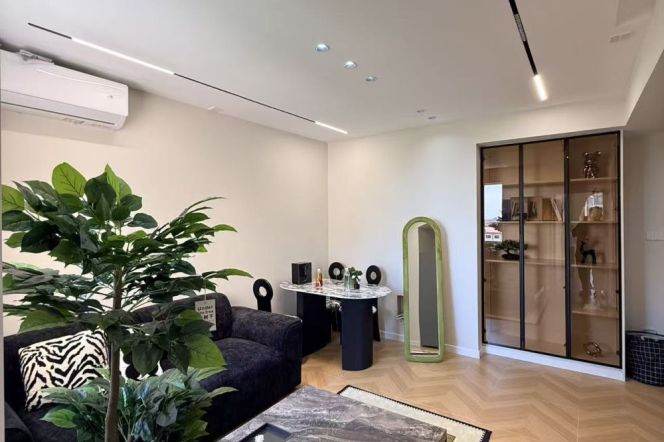 Modern new 1br,nice open,high rise with good view,close to Line 2