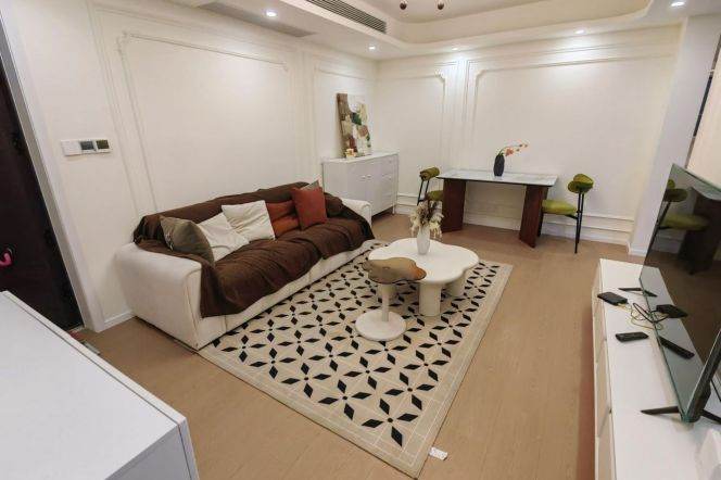 Modern 2 br with high view + floor heating near NYU ,1 stop to QianTan. L8 YangSi St.