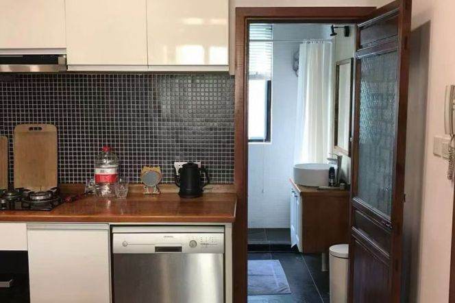 characteristic shanghai style -2brs 2baths - wall heating- oven- good vibe - IAPM 