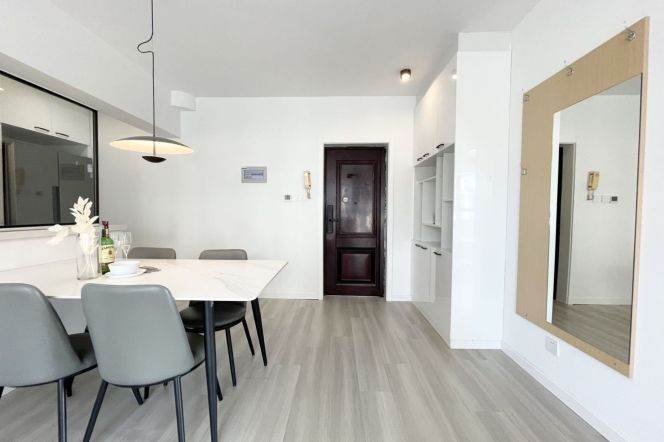 3 Brs, 2 Baths, Floor heating/Central ac/Oven, 150 sqm @ Hongqiao metro L3,4&10