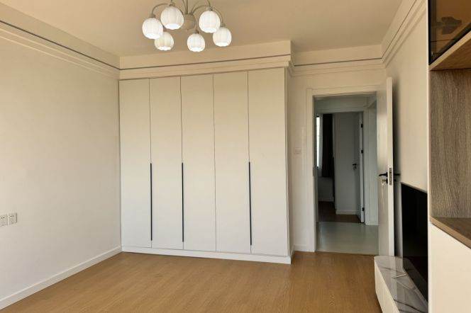 Spacious & Sunny 1Br + Elevator | Next to L2/15 Loushanguan rd 8.4K