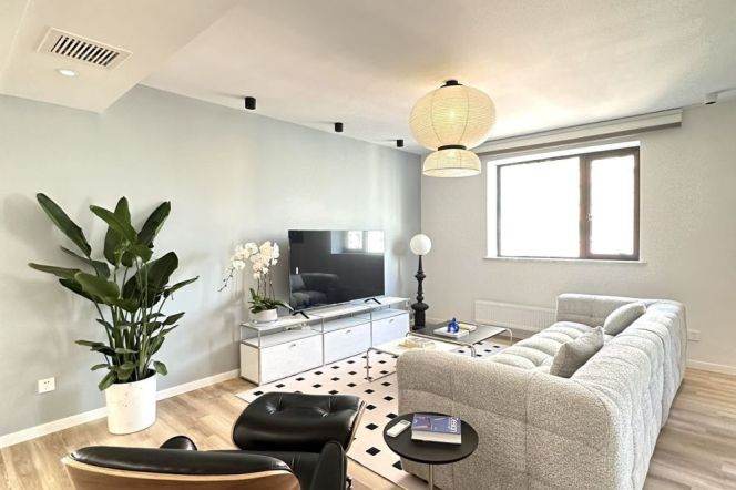 3 Brs, 2 Baths with Wall heating/Oven/Dish washer, 150 sqm @ Zhongshan park L2,3&4