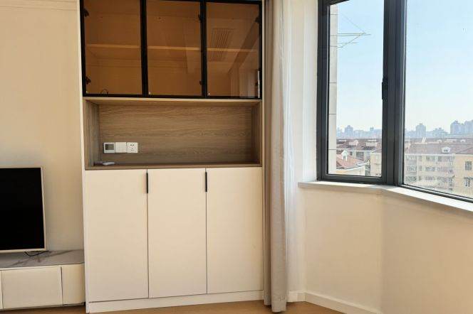 Spacious & Sunny 1Br + Elevator | Next to L2/15 Loushanguan rd 8.4K