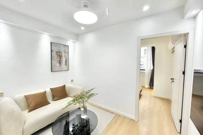 Modern 1br 1lr/bright room/spacious&cozy/brand furniture,Changping rd@L13/14/7