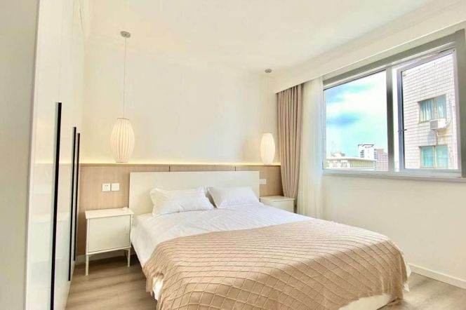 High rise 2bedrooms apt with central AC & oven@ Xujiahui 
