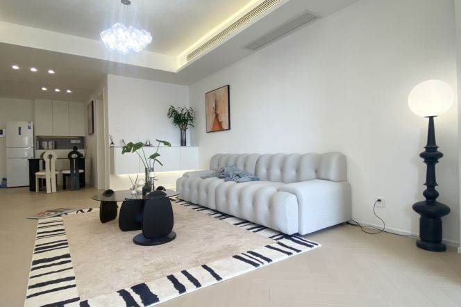 2Bdrs 2Baths Apt/Modern&Spacious&Bright /Line 2/12/13  West Nanjing Rd/Taikoo Hui