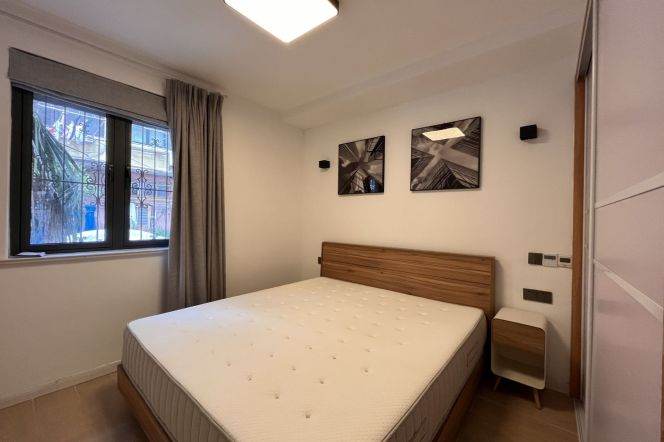 0 distance Jiangsu rd metro L2&11 |1+1br | Big yard |Floor heating + Central AC