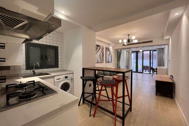0 distance Jiangsu rd metro L2&11 |1+1br | Big yard |Floor heating + Central AC