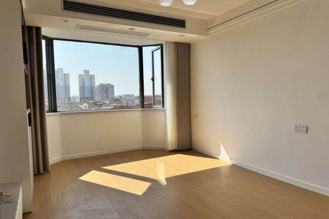 Spacious & Sunny 1Br + Elevator | Next to L2/15 Loushanguan rd 8.4K