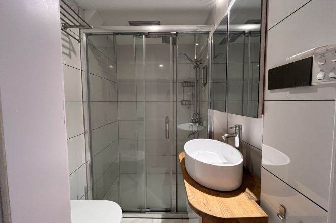 0 distance Jiangsu rd metro L2&11 |1+1br | Big yard |Floor heating + Central AC