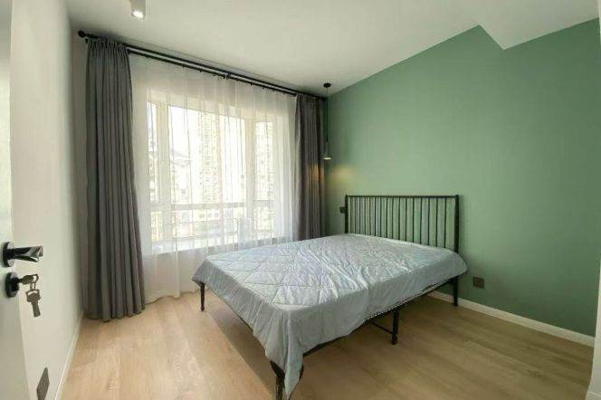 Zhaojiabang rd/Ya’an rd floor heating 2brs/2lr/2ba apt with balcony; L9/12 