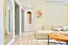 High rise 2bedrooms apt with central AC & oven@ Xujiahui 