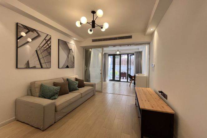 0 distance Jiangsu rd metro L2&11 |1+1br | Big yard |Floor heating + Central AC