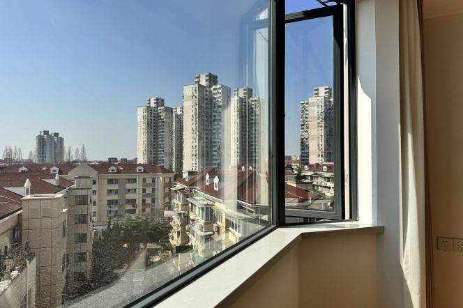 Spacious & Sunny 1Br + Elevator | Next to L2/15 Loushanguan rd 8.4K