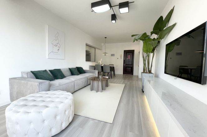 3 Brs, 2 Baths, Floor heating/Central ac/Oven, 150 sqm @ Hongqiao metro L3,4&10