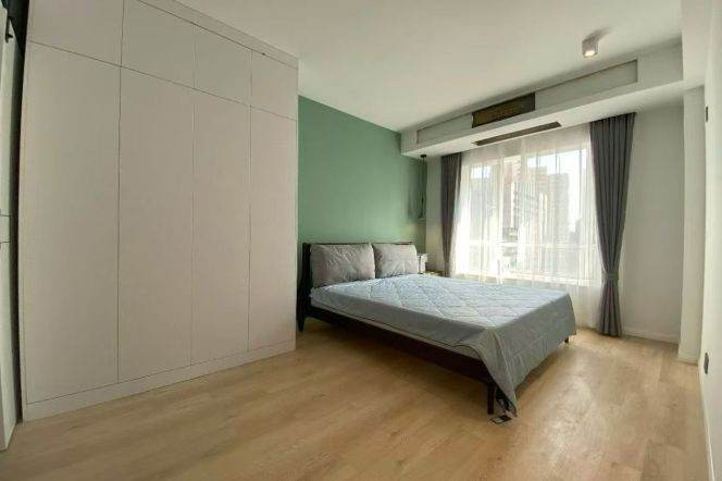 Zhaojiabang rd/Ya’an rd floor heating 2brs/2lr/2ba apt with balcony; L9/12 