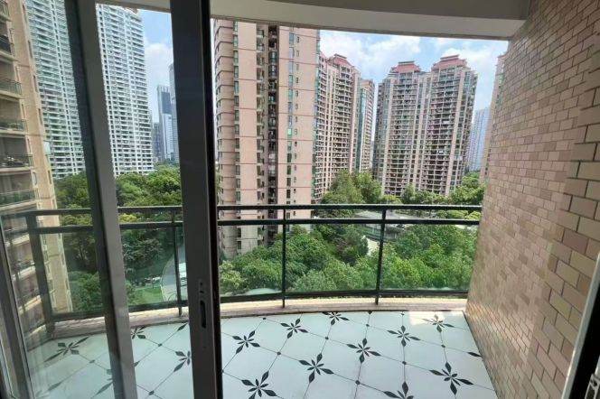 Modern 2brs with floor heating and balcony in Pudong 