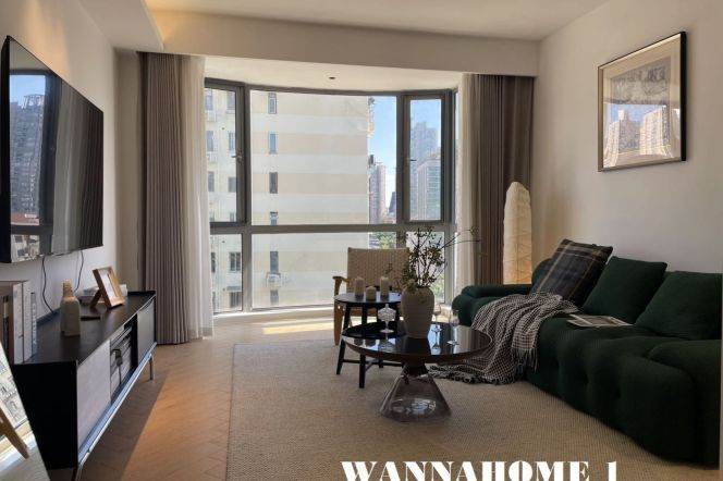Modern&Spacious 2Brs 1Bath Apt+French Windows+Large Balcony+L3/4 West Yan An Rd Metro