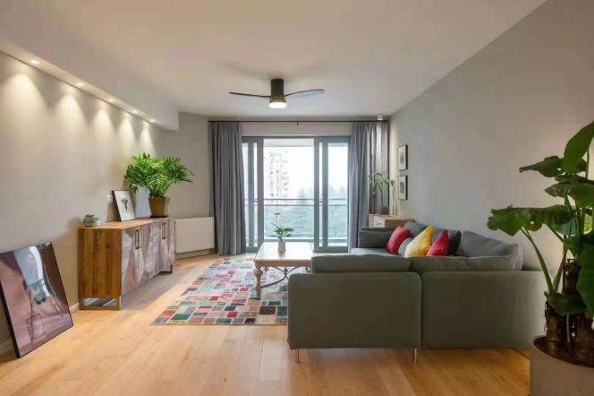 Modern 3brs with balcony and wall raditor in central downtown 