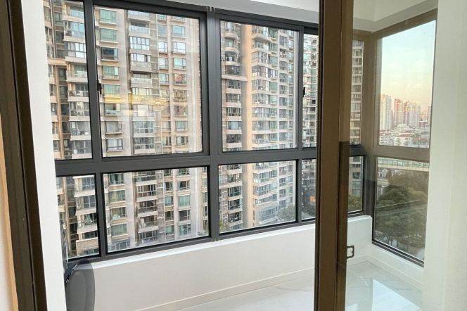 Modern 3brs with floor heating and balcony  belong to Xintiandi area and Dapuqiao ,