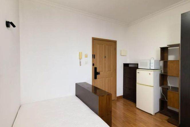very good price 1 bedroom with elevator nice view near IAPM line 1,9,10,12 only 4500RMB