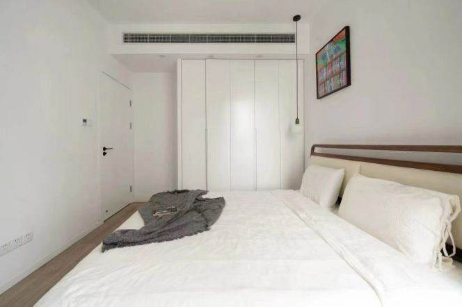 Top of city bright wall heated 1br/2lr/1ba apt wt balcony;L2/12/13