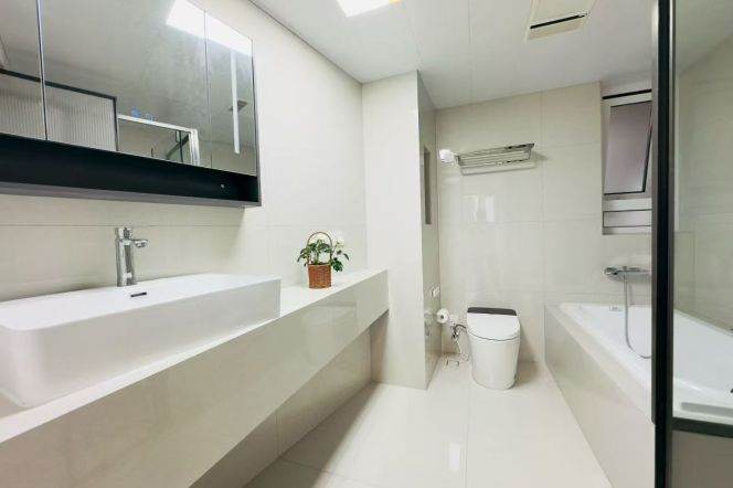 Modern 4brs with floor heating and river view belong to Lujiazui 