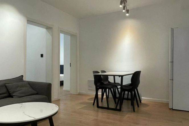 Bright&Modern&Spacious Elevator 2Bdrs 1Bath Apt+Large Closets/L7 Chang Ping Rd