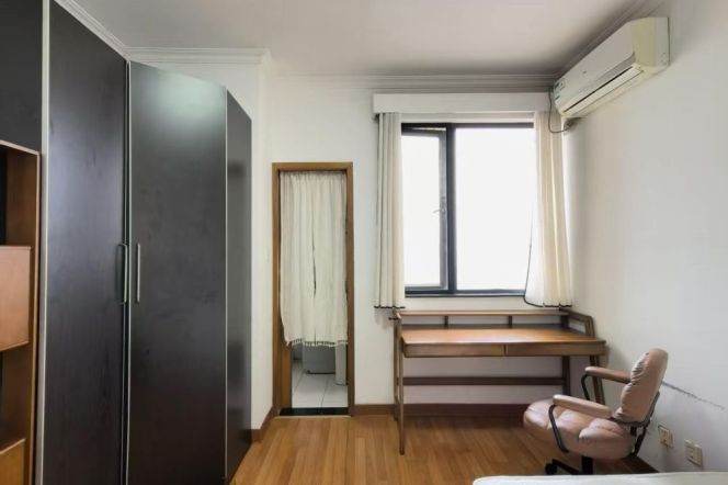 very good price 1 bedroom with elevator nice view near IAPM line 1,9,10,12 only 4500RMB