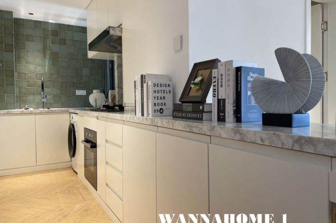 Modern&Spacious 2Brs 1Bath Apt+French Windows+Large Balcony+L3/4 West Yan An Rd Metro